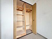 家電やスーツケース、ストック品など何でも片付く嬉しい空間です。