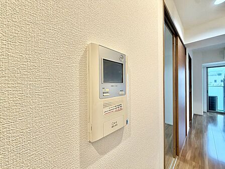 誰が来てもわかる様にモニター付きインターホンを設置。