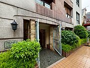 上質感漂う玄関アプローチです。