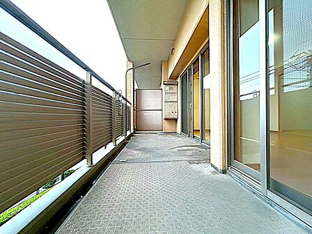 朝の澄んだ空気や、夕方に吹く清々しい風を感じられるバルコニー。