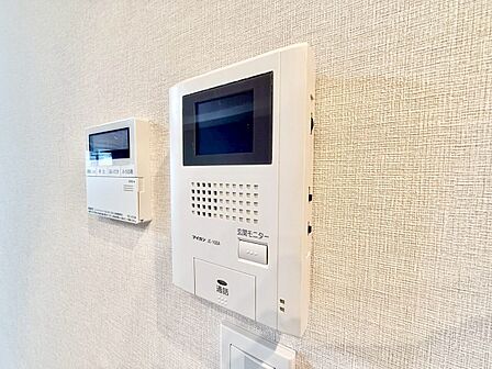 誰が来てもわかる様にモニター付きインターホンを設置。