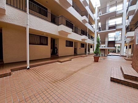 マンションの敷地内には、中庭もございます。