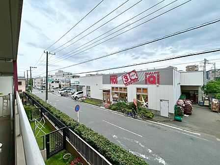 陽当たり・通風・開放感に恵まれた環境です。