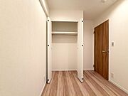家電やスーツケース、ストック品など何でも片付く嬉しい空間です。