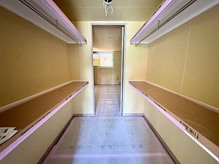 家電やスーツケース、ストック品など何でも片付く嬉しい空間です。