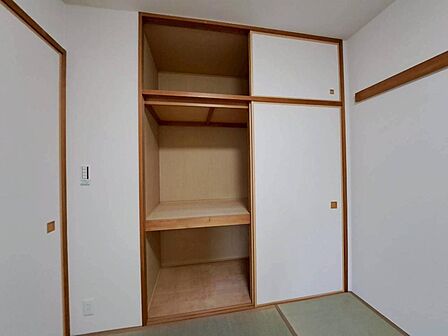 家電やスーツケース、ストック品など何でも片付く嬉しい空間です。