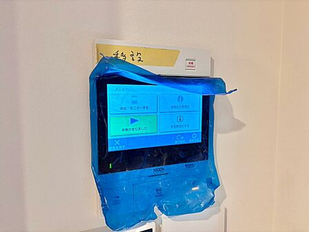 誰が来てもわかる様にモニター付きインターホンを設置。