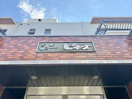 スタイリッシュなエンブレム。お洒落なマンションは入り口から。