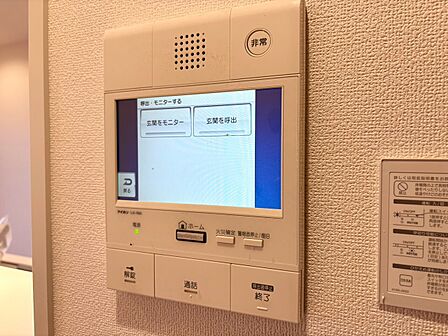 誰が来てもわかる様にモニター付きインターホンを設置。