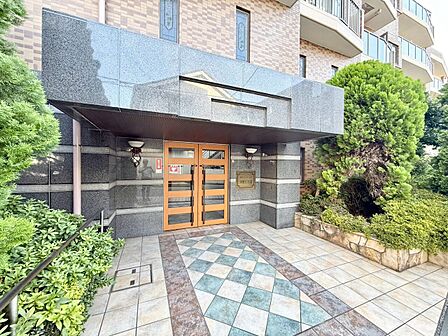 上質感漂う玄関アプローチです。