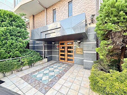 上質感漂う玄関アプローチです。