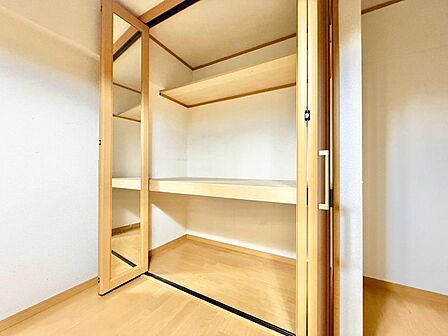 家電やスーツケース、ストック品など何でも片付く嬉しい空間です。