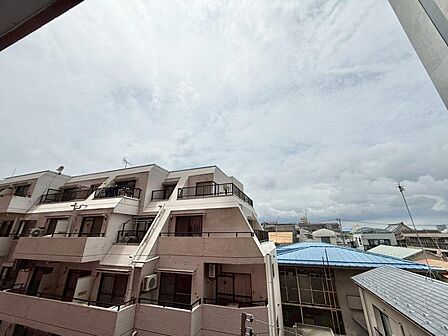 陽当たり・通風・開放感に恵まれた環境です。