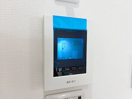 誰が来てもわかる様にモニター付きインターホンを設置。