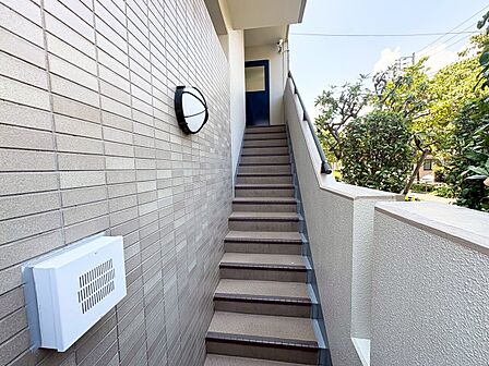 共用部の階段です。明るく清潔に管理されています。