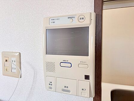 誰が来てもわかる様にモニター付きインターホンを設置。