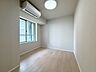 子供部屋：清かで艶やかな時間をもたらしてくれる室内です。