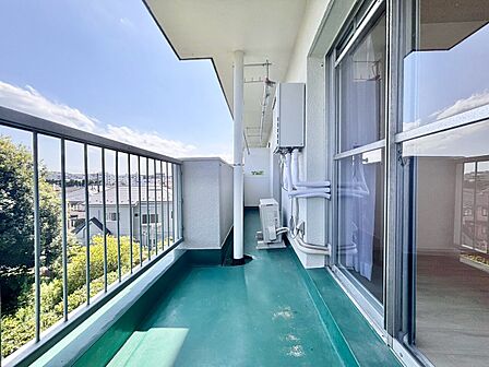 朝の澄んだ空気や、夕方に吹く清々しい風を感じられるバルコニー。