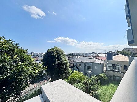 眺望や窓からの景色が良いと、家で過ごす時間も快適です。
