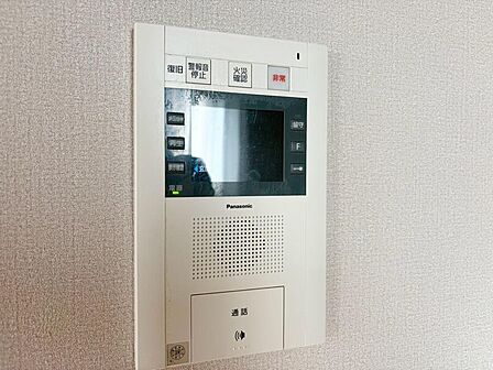 誰が来てもわかる様にモニター付きインターホンを設置。