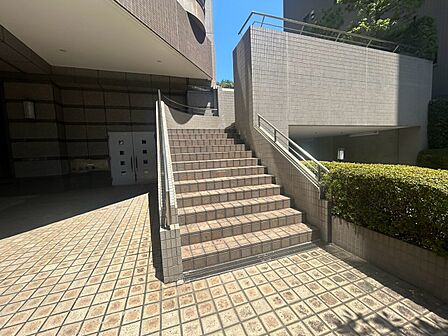 共用部の階段です。明るく清潔に管理されています。