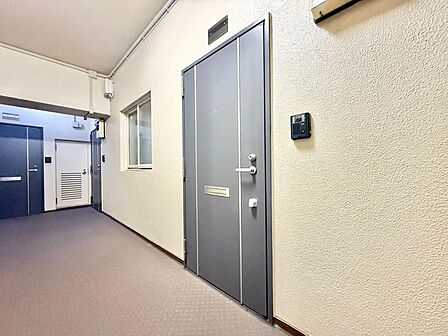 清潔感のある落ち着いた雰囲気の玄関です。