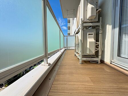 朝の澄んだ空気や、夕方に吹く清々しい風を感じられるバルコニー。