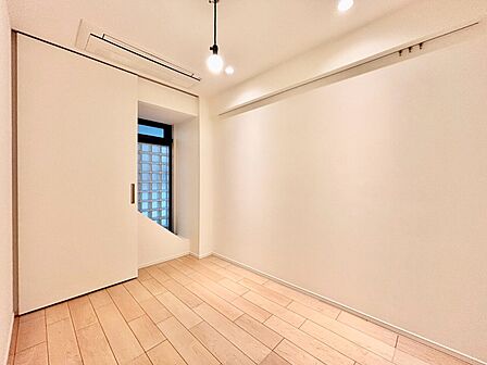 清かで艶やかな時間をもたらしてくれる室内です。