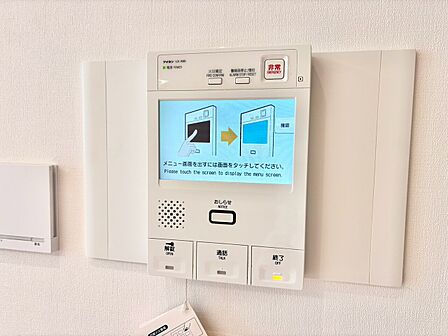 誰が来てもわかる様にモニター付きインターホンを設置。