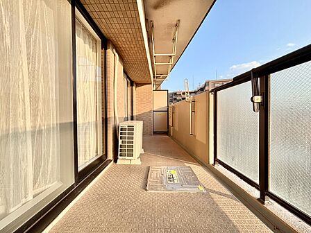 朝の澄んだ空気や、夕方に吹く清々しい風を感じられるバルコニー。