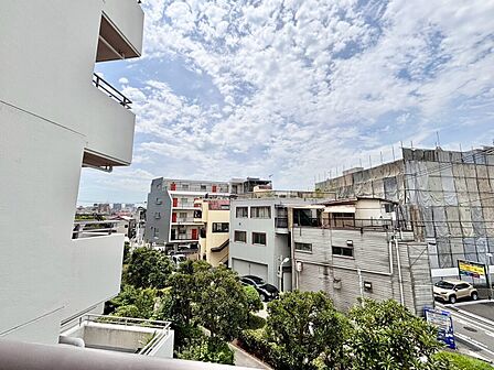 眺望や窓からの景色が良いと、家で過ごす時間も快適です。