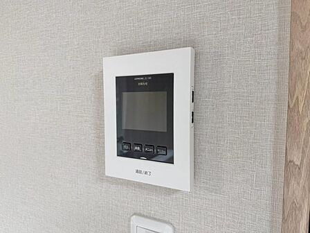 誰が来てもわかる様にモニター付きインターホンを設置。