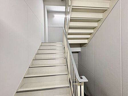 共用部の階段です。明るく清潔に管理されています。