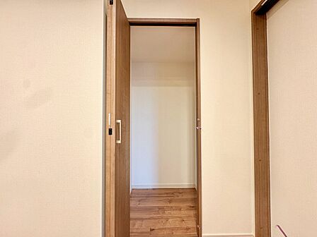 家電やスーツケース、ストック品など何でも片付く嬉しい空間です。