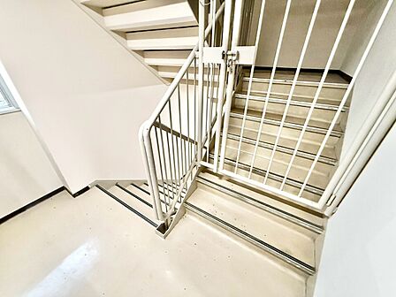 共用部の階段です。明るく清潔に管理されています。