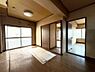 室内：通風・採光に優れ、心地よい光と風が溢れています。