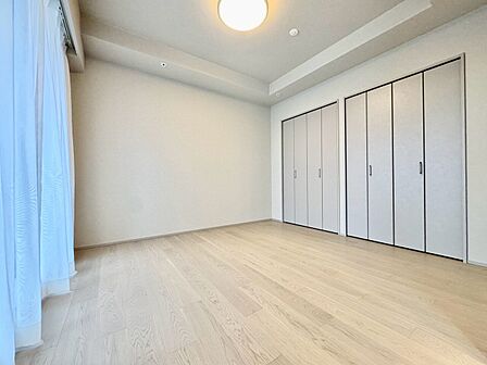 清かで艶やかな時間をもたらしてくれる室内です。