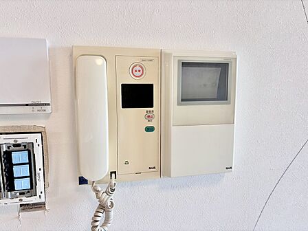 誰が来てもわかる様にモニター付きインターホンを設置。