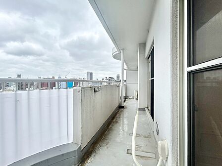朝の澄んだ空気や、夕方に吹く清々しい風を感じられるバルコニー。