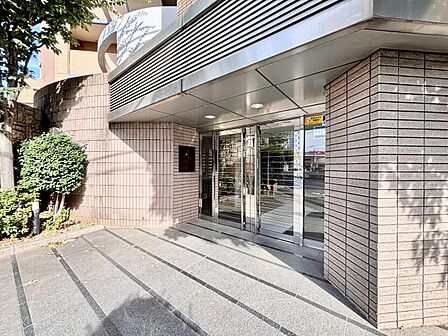 上質感漂う玄関アプローチです。