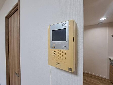 誰が来てもわかる様にモニター付きインターホンを設置。