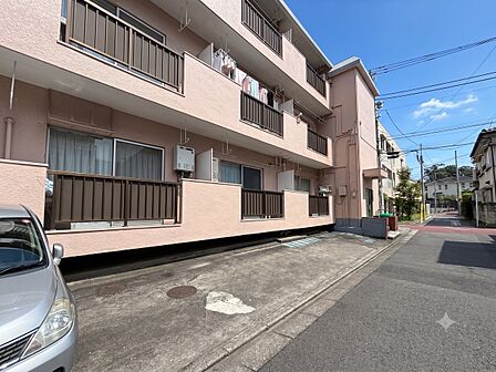 駐車スペースが嬉しいですね。※空き状況は都度ご確認下さい。
