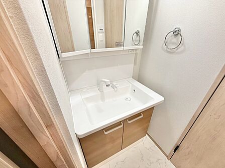 清潔感を感じられる洗面化粧台。