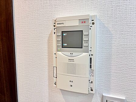 誰が来てもわかる様にモニター付きインターホンを設置。