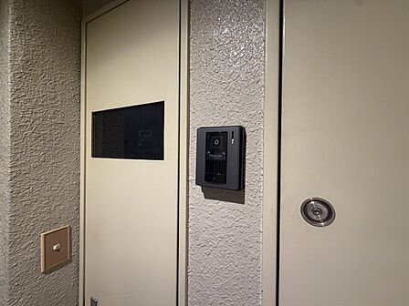誰が来てもわかる様にカメラ付きインターホンを設置。