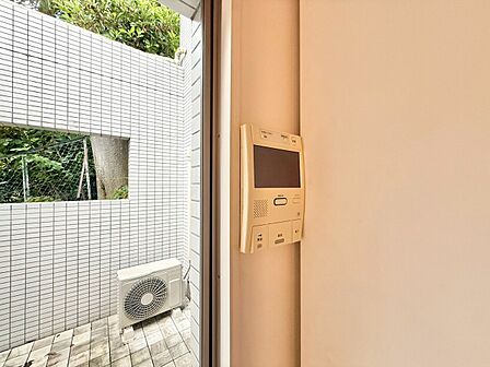 誰が来てもわかる様にモニター付きインターホンを設置。