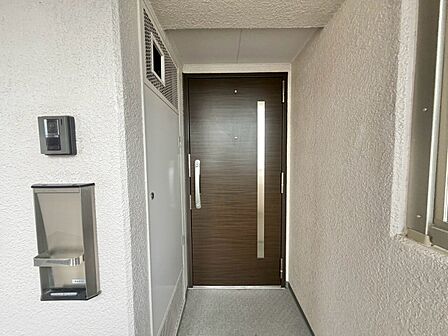 清潔感のある落ち着いた雰囲気の玄関です。