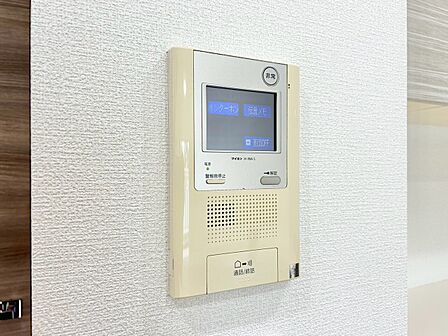 誰が来てもわかる様にモニター付きインターホンを設置。