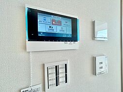 誰が来てもわかる様にモニター付きインターホンを設置。
