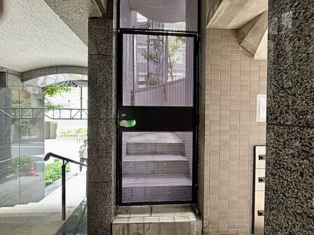 共用部の階段です。明るく清潔に管理されています。